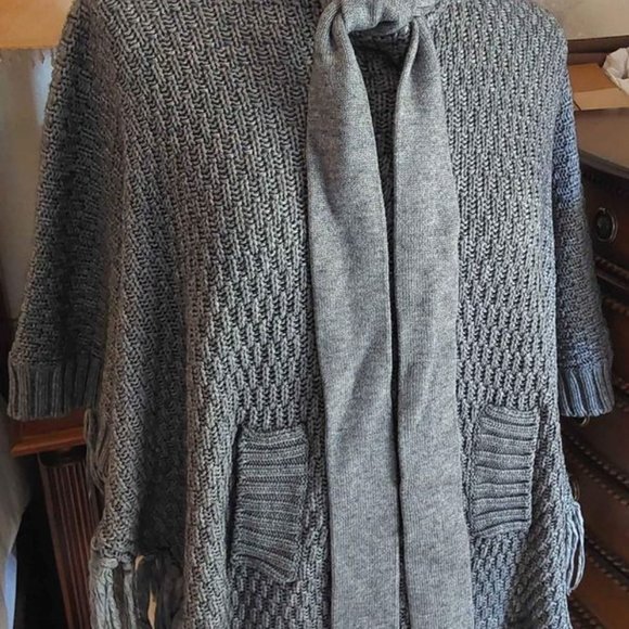 Josephine by for Joseph Knitted Poncho with tassel fringe and kangaroo p… - Picture 4 of 10